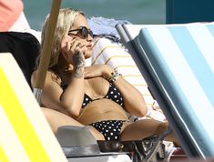Возбуждающая Рита Ора в бикини на пляже Майами фото #66