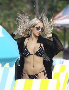 Возбуждающая Рита Ора в бикини на пляже Майами фото #72