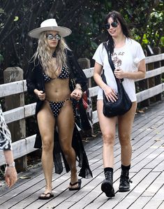 Возбуждающая Рита Ора в бикини на пляже Майами фото #79
