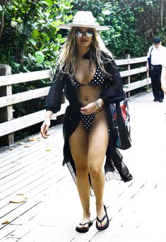 Возбуждающая Рита Ора в бикини на пляже Майами фото #84