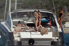 Горячая Рита Ора в облегающих трусиках на яхте фото #26