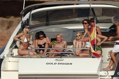 Горячая Рита Ора в облегающих трусиках на яхте фото #32