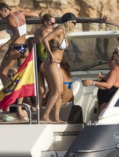 Горячая Рита Ора в облегающих трусиках на яхте фото #33