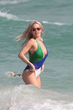 Секси Рита Ора в монокини на пляже Майами фото #8