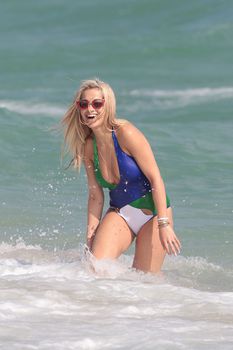 Секси Рита Ора в монокини на пляже Майами фото #12