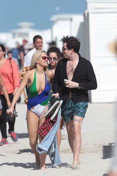 Секси Рита Ора в монокини на пляже Майами фото #30