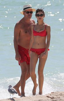 Ольга Куриленко в бикини на пляже Майами фото #2