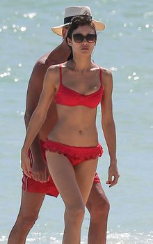 Ольга Куриленко в бикини на пляже Майами фото #3