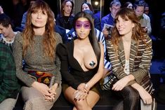 Ники Минаж показала голую грудь на Неделе моды в Париже фото #1