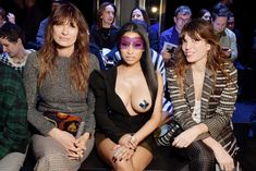 Ники Минаж показала голую грудь на Неделе моды в Париже фото #2