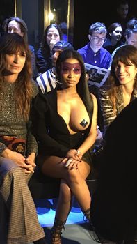 Ники Минаж показала голую грудь на Неделе моды в Париже фото #10