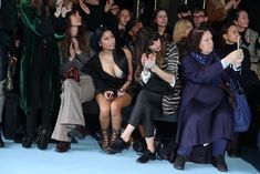 Ники Минаж показала голую грудь на Неделе моды в Париже фото #13