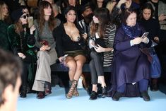 Ники Минаж показала голую грудь на Неделе моды в Париже фото #14