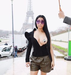 Ники Минаж показала голую грудь на Неделе моды в Париже фото #31