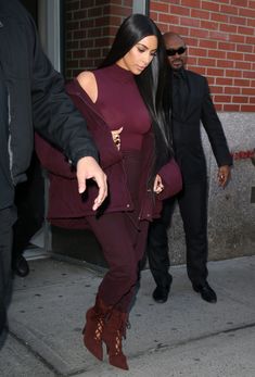 Ким Кардашьян засветила грудь в Нью-Йорке фото #4