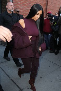 Ким Кардашьян засветила грудь в Нью-Йорке фото #5