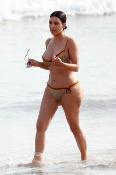 Огромная жопа Ким Кардашьян без фотошопа фото #9