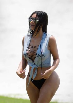Настоящая жопа Ким Кардашьян в купальнике фото #7