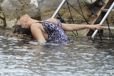Келли Брук в купальнике на острове Искья фото #6