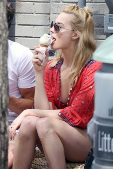 Секси Марго Робби ест мороженное в Торонто фото #1
