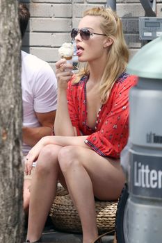Секси Марго Робби ест мороженное в Торонто фото #2