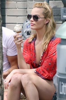 Секси Марго Робби ест мороженное в Торонто фото #3