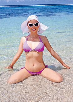 Пышногрудая Елена Ленина в купальнике в Индийском океане фото #3