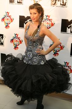 Кэти Топурия без бюстгальтера на церемонии MTV фото #2