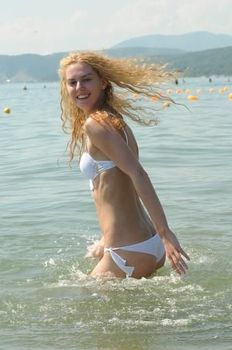 Лянка Грыу в белом купальнике фото #7