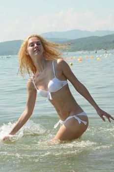 Лянка Грыу в белом купальнике фото #9