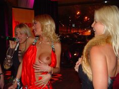 Маша Малиновская засветила голую грудь на вечеринке фото #5