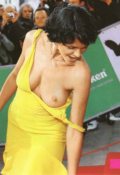 Слава случайно засветила голую грудь на премии MTV фото #1