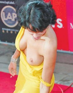 Слава случайно засветила голую грудь на премии MTV фото #2
