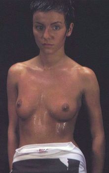 Юлии Волковой показала голую грудь для Show me love фото #4