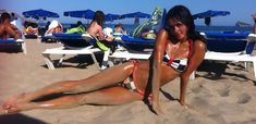 Катя Ли в ярком купальнике на пляже фото #5