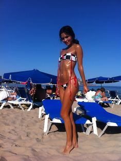 Катя Ли в ярком купальнике на пляже фото #6
