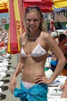 Елена Великанова в купальнике на фестивале «Кинотавр» фото #10