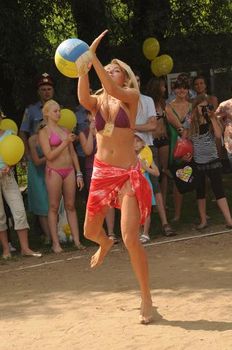Ксения Баскакова в бикини на городском пляже фото #1