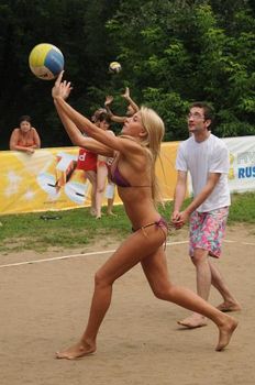 Ксения Баскакова в бикини на городском пляже фото #2