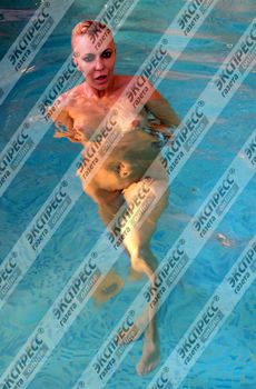 Юлия Шилова купается голой в бассейне фото #1
