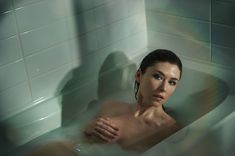 Обнажённая Джуэл Стэйт в ванной в TJ Scott Photobook фото #1