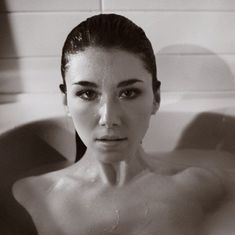 Обнажённая Джуэл Стэйт в ванной в TJ Scott Photobook фото #2