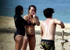 Хилари Дафф гуляет в купальнике по пляжу на Гавайях фото #12