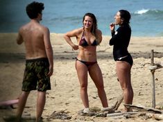 Хилари Дафф гуляет в купальнике по пляжу на Гавайях фото #13