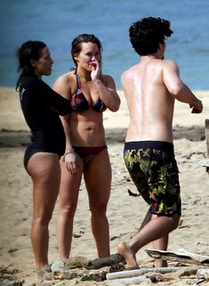 Хилари Дафф гуляет в купальнике по пляжу на Гавайях фото #14