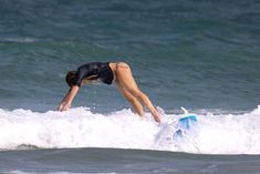 Хилари Дафф гуляет в купальнике по пляжу на Гавайях фото #22