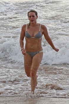 Сексуальная фигура Хилари Дафф в бикини на пляже Мауи фото #3