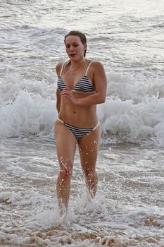 Сексуальная фигура Хилари Дафф в бикини на пляже Мауи фото #7