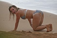 Сексуальная фигура Хилари Дафф в бикини на пляже Мауи фото #15
