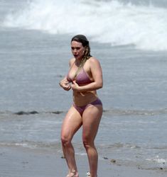 Соблазнительные сосочки Хилари Дафф в мокром купальнике на пляже Малибу фото #3
